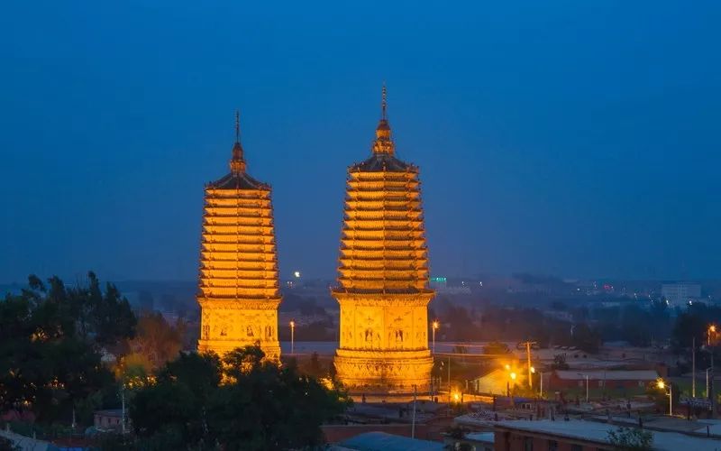 崇兴寺双塔属全国重点文物保护单位,位于辽宁省北镇县城内的东北隅,是