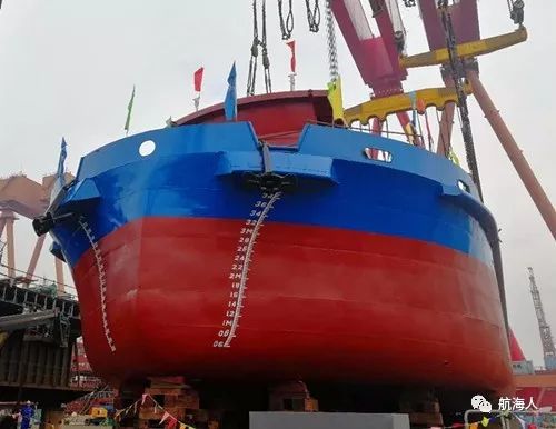 【更多】看点 | 全球首艘2000吨级纯电动船广州下水 充电2h