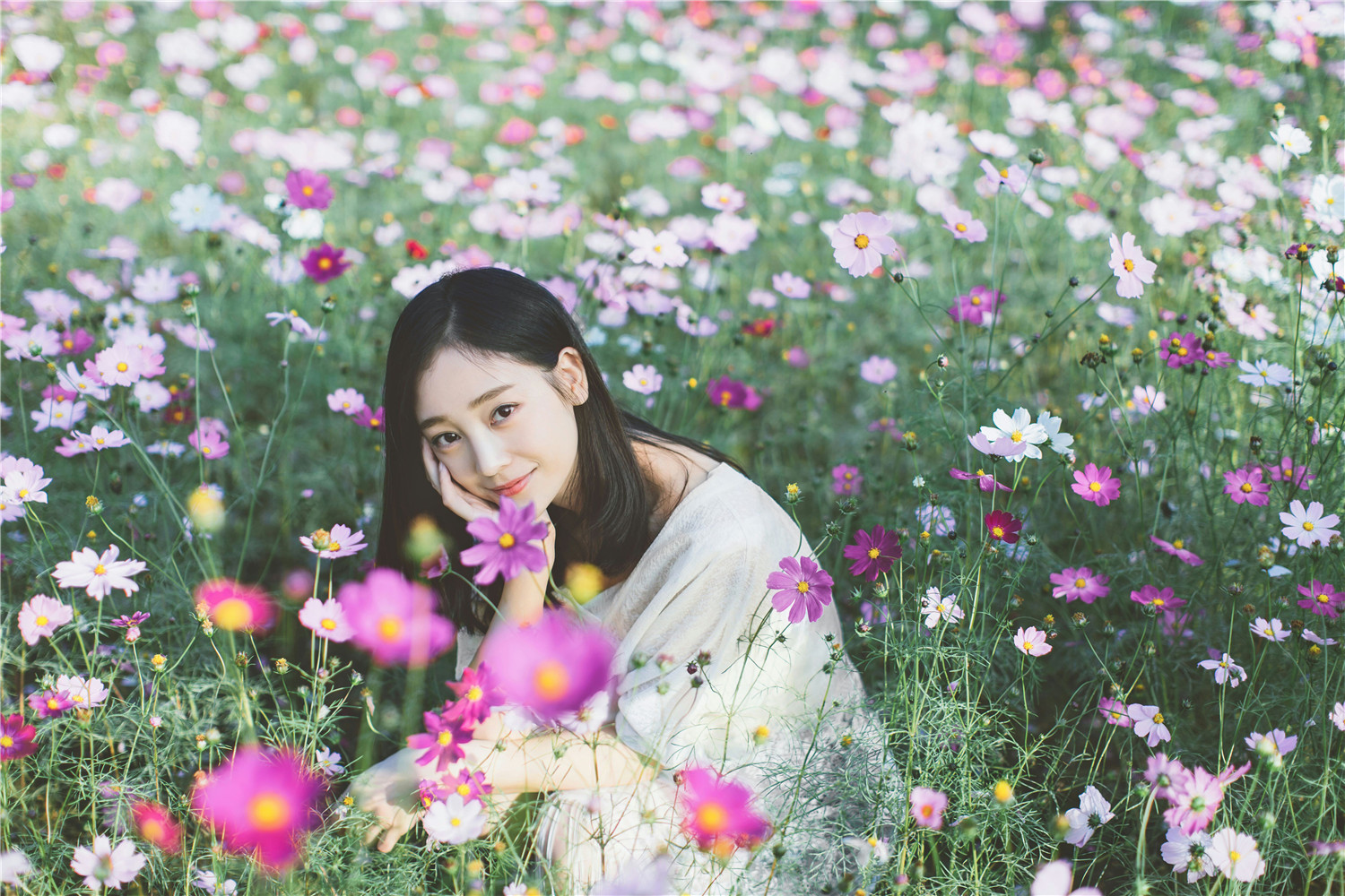 何花曝户外森女系写真与花共舞宛若精灵