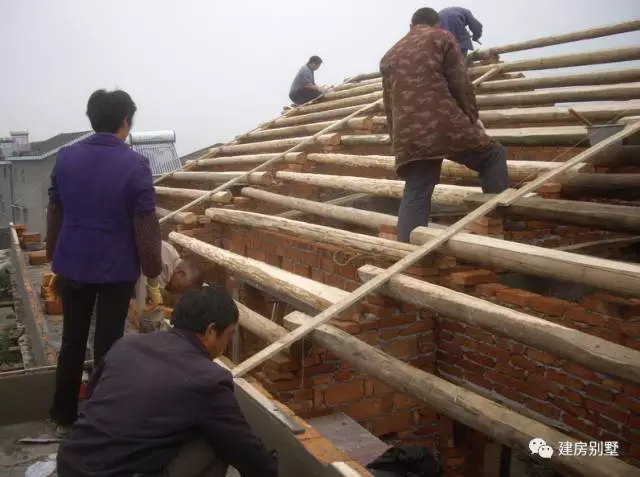 木质结构的屋顶,先用木材搭建好框架,再做防水处理后铺上蓝色的琉璃瓦