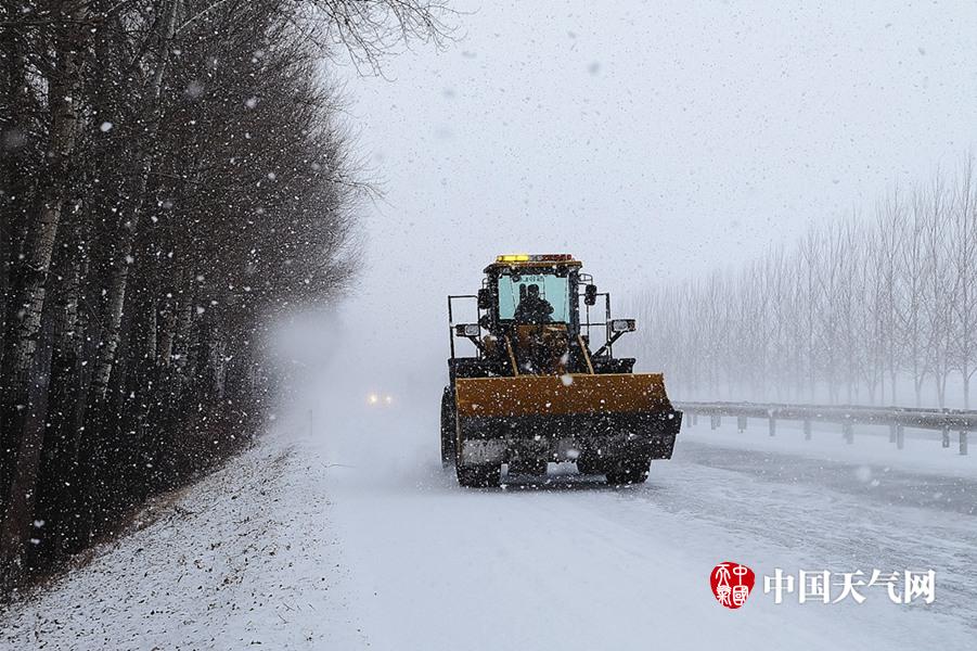 黑龙江五常:暴风雪致高速公路行车困难