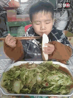 今天一个小男孩大口吃饭的视频突然火了 大口吃饭,大口吃菜 不用大人
