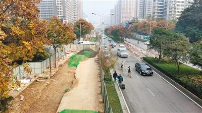 高新路(科技四路至庄严巷段)汽改水工程施工逾期未完工,围挡超期"服役