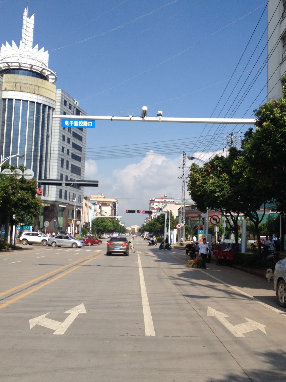 宝凤路是目前江川区车流量最大的街道之一,过往行人要注意安全哦!