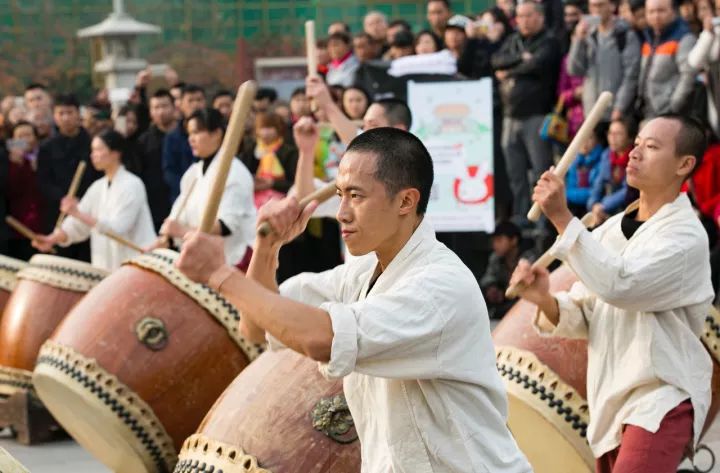 来自我国宝岛台湾的"打鼓人"在大雁塔展示击打艺术魅力