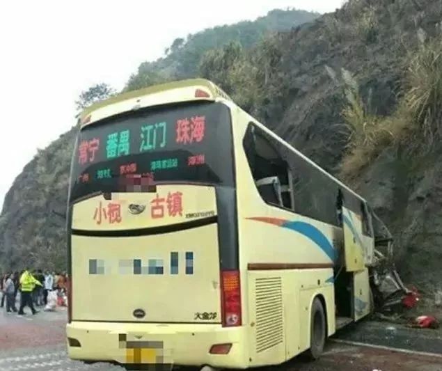发生在清远高速大巴车撞山致2人身亡,司机却说是故意的!