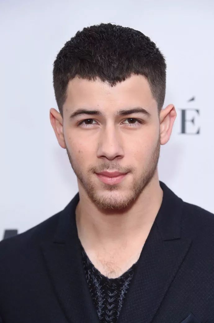 你老公nick jonas 和别的男人订婚了!