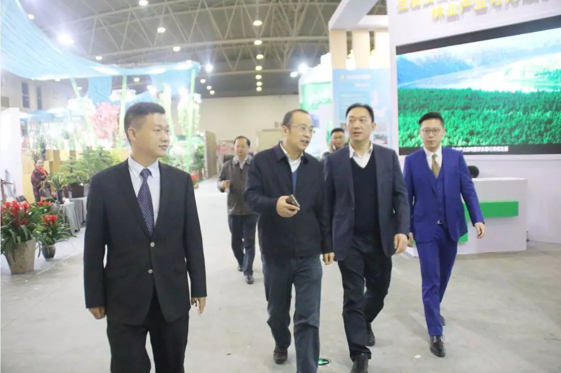 武汉市重点办公室副主任廖明辉(右二),武汉市园林和林业局局长周耕(左