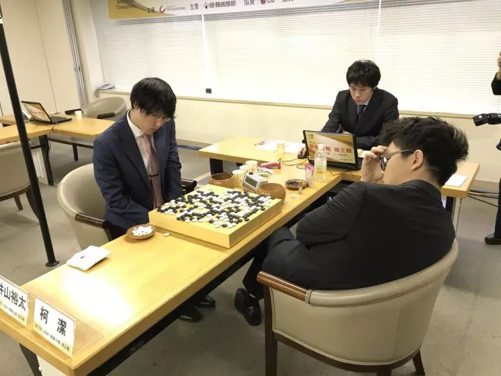 激战过后双方回顾得失(图片摘自日本棋院)