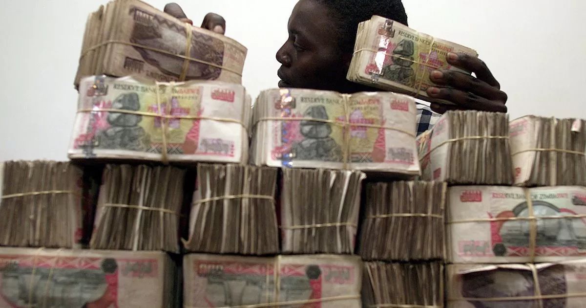 津巴布韦一直在大额印钞,没停下来过~ 因为通货膨胀一直"驻扎"在这个