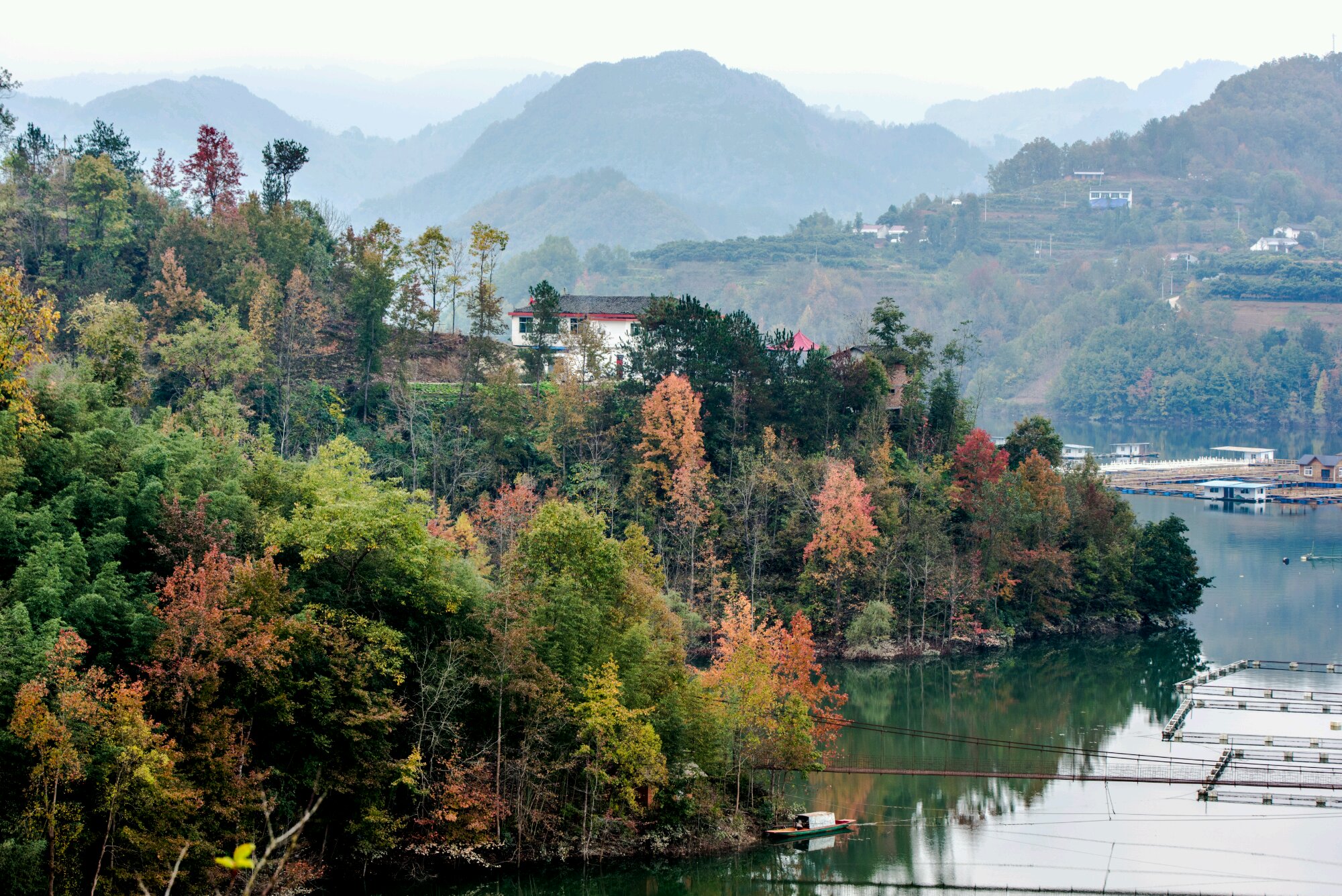 山翠水秀之色尽显于此,水如西湖映山色,山似峨眉峰岭侧,秋江水冷,层林