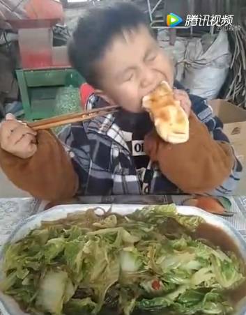 今天一则小男孩吃饭的视频突然火了 看着他大口大口享受着热气腾腾的