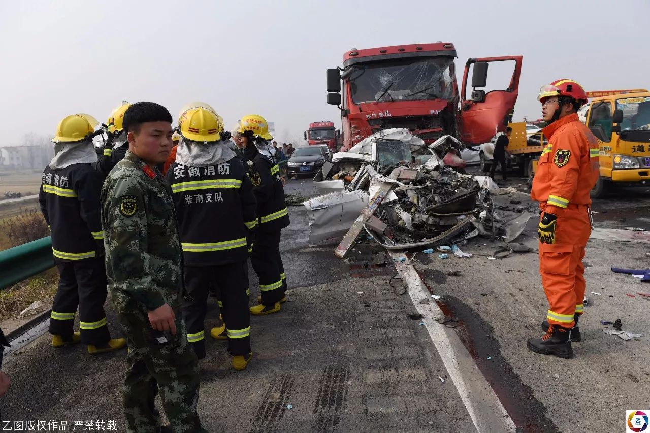 高速车祸18人死亡致高速拥堵乘客淡定烤红薯