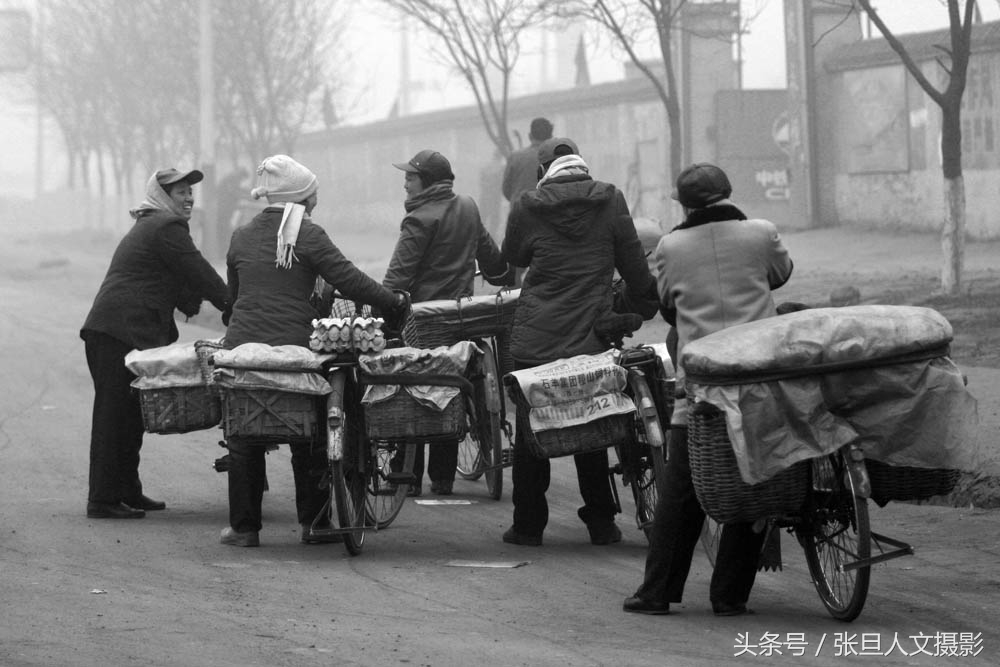 寒冷冬天里,集市上一组老人做买卖感人的照片
