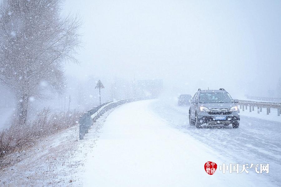 黑龙江五常:暴风雪致高速公路行车困难