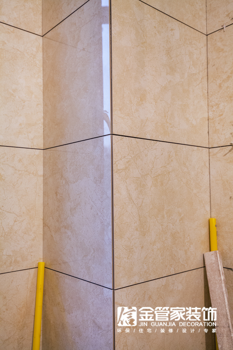 卫生间的防水 瓷砖的倒角也是非常完美的,太锋利了,可能会碰瓷,徐师傅
