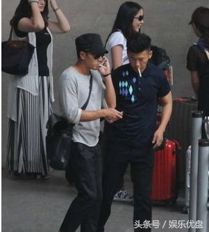 刘恺威出机场后烟瘾大犯,路边和助理抽烟