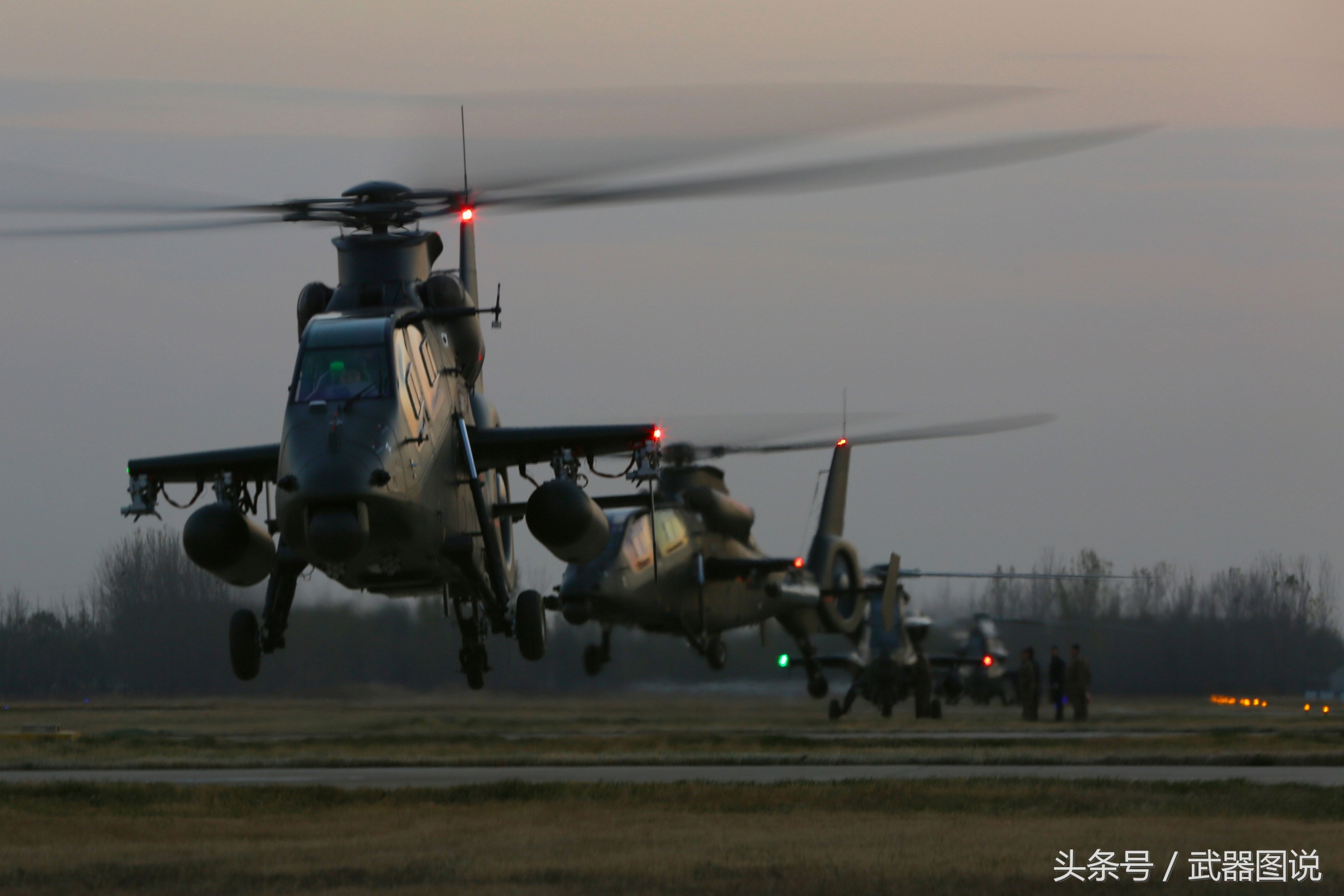 夜间训练的中国直19武装直升机高清大图