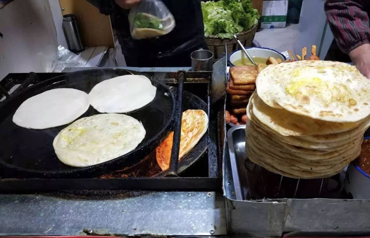 鸡蛋灌饼是用鸡蛋,面粉制作的一道小吃,源于河南信阳的特色传统名点.