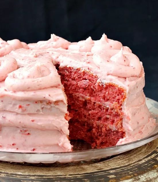 Irresistible Strawberry Jello Poke Cake Recipe: A Delightful Dessert for Every Occasion