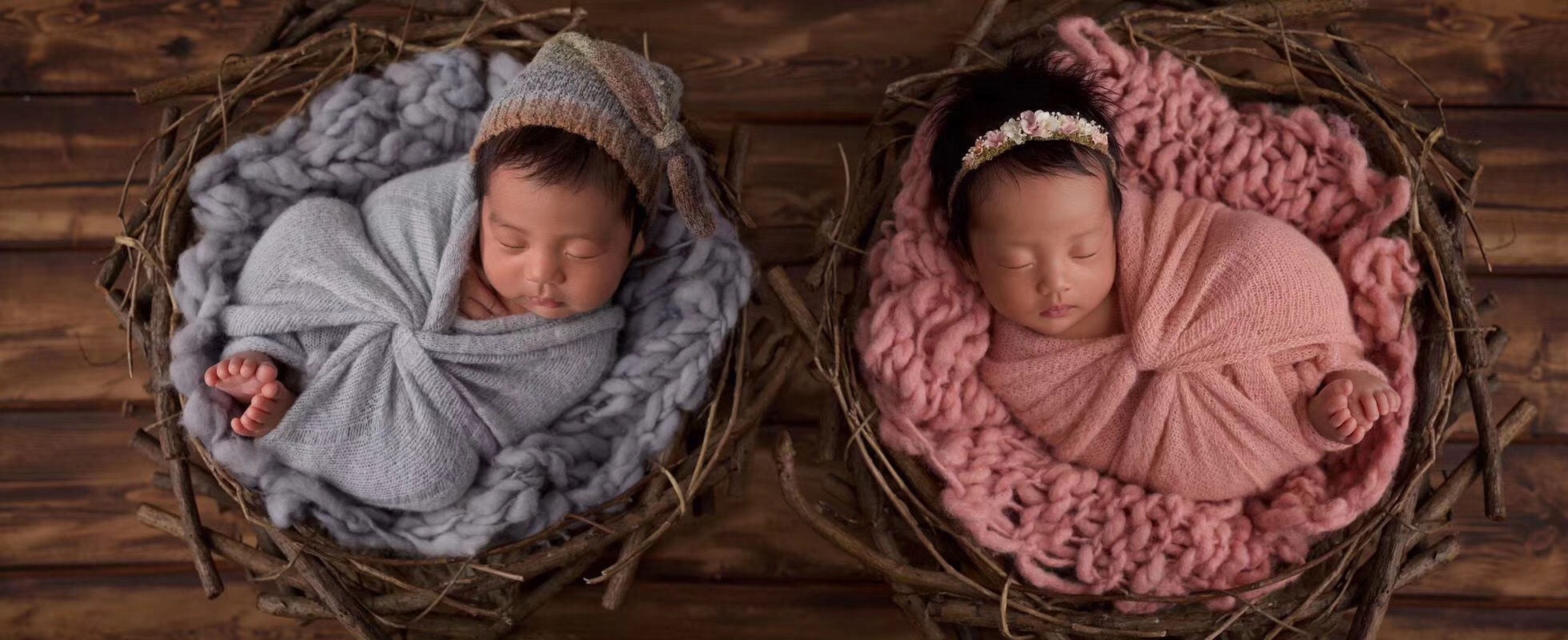 可爱的龙凤胎宝宝在婴儿床里玩耍-蓝牛仔影像-中国原创广告影像素材