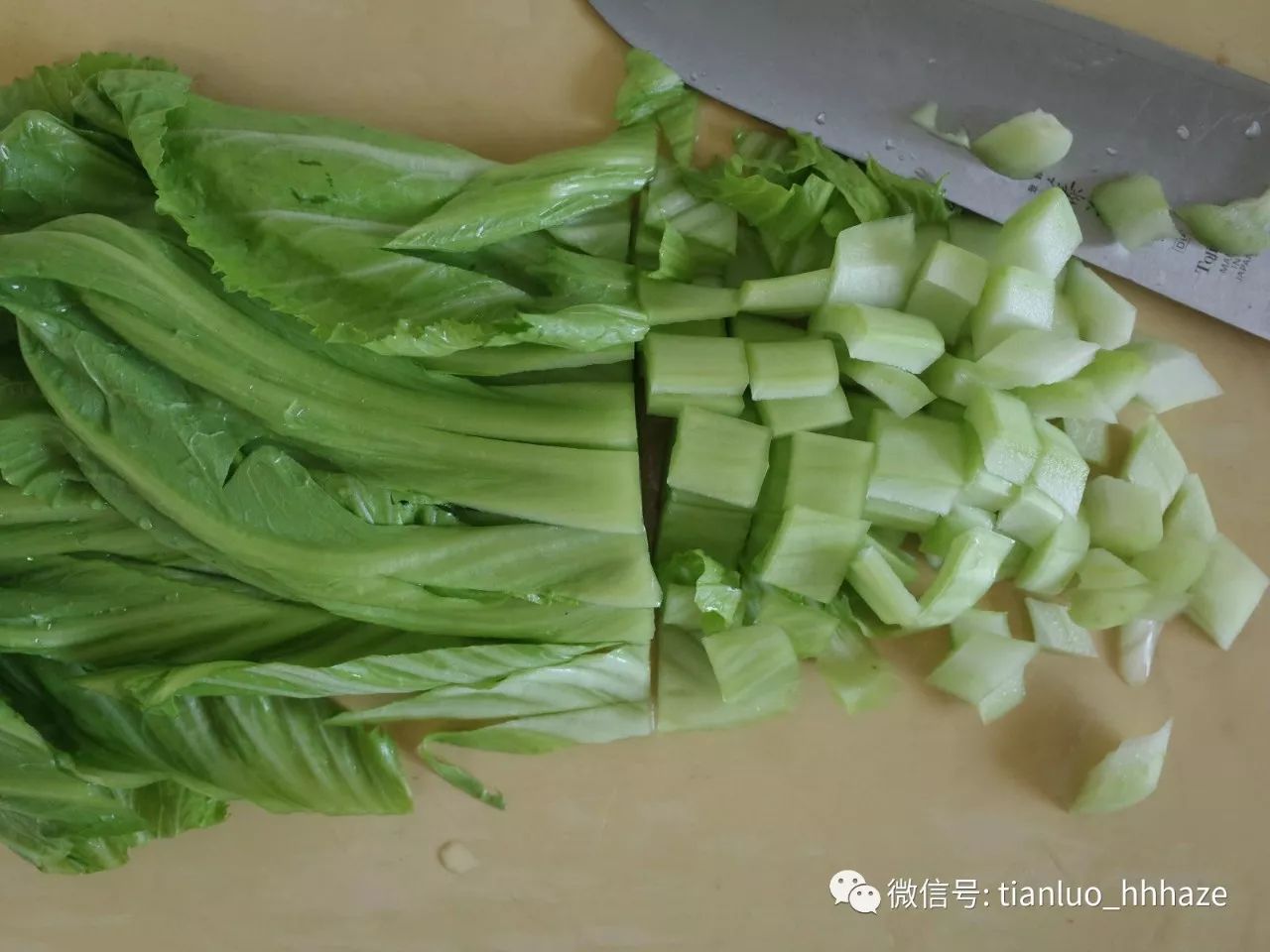 趁着腌鱼的功夫,把芥菜洗净之后切成丁,切好的菜梗和菜叶分开放置.