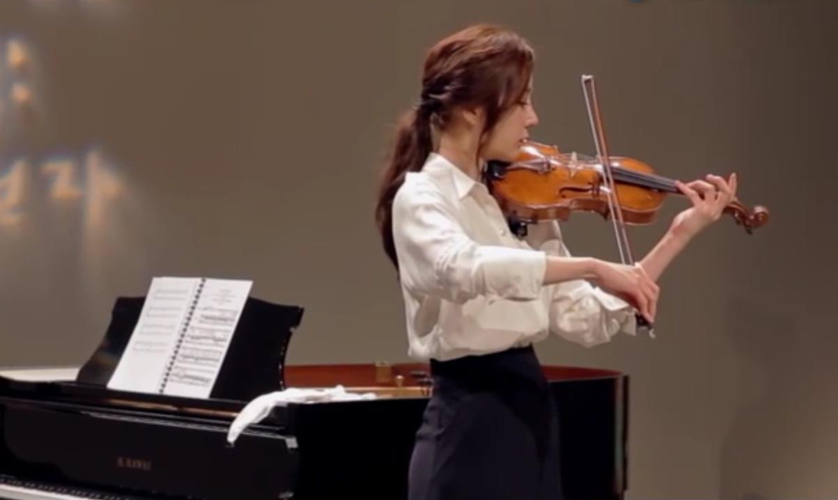 韩国美女演奏最难小提琴曲《帕克尼尼24随想曲》