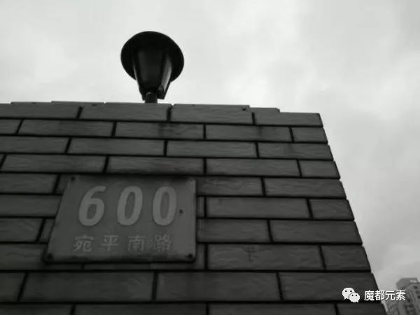 上海男生套路微信上的女骗子最后快递地址宛平南路600号笑死我啦