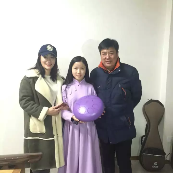 梅群芳与演员张潮和妻子艾丽玛 同为四川人的歌手黄英,她的歌声如