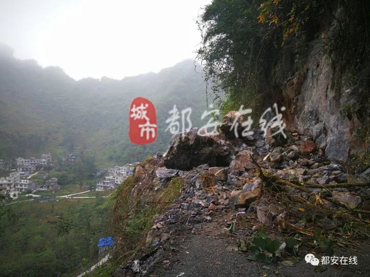 提醒都安大兴至隆福公路扩建过往车辆和行人请注意