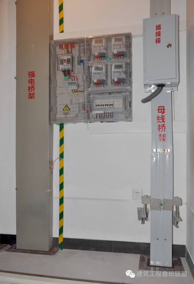 3,配电装置:配电柜排列整齐,安装牢固,柜体接地可靠,箱,柜内配线横平