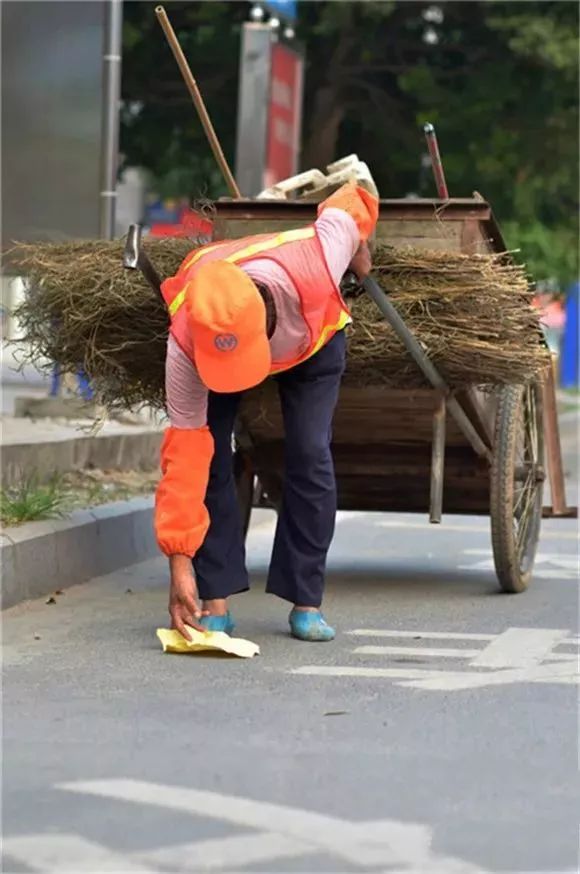 在桌子上吃 简单吃几口 日复一日的工作 他们的双手都已经磨出了老茧