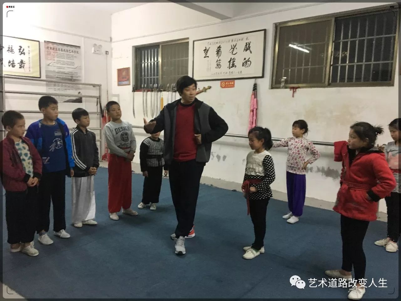 封丘县蒋寨戏曲艺术学校学生毛吉雯和卢柯含参加新乡市小梅花奖戏曲