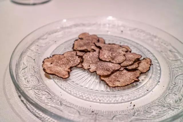 黑松露生吃,更加原味.女性经常食用黑松露能使皮肤保持弹性和光泽.