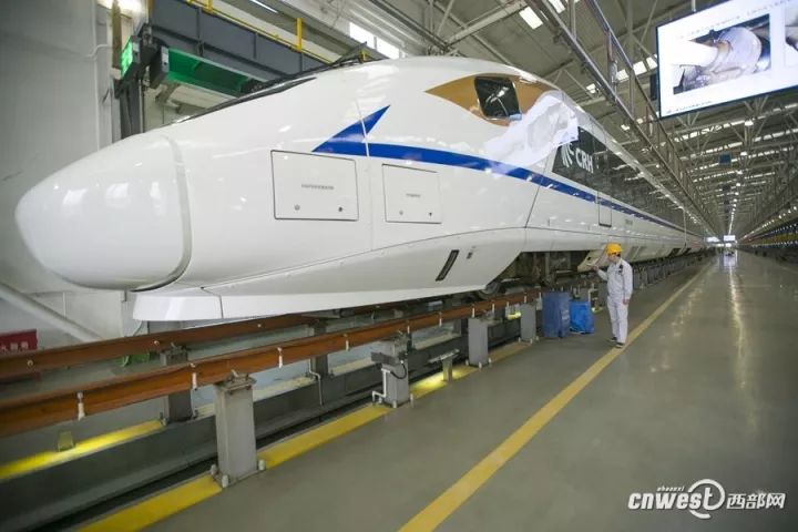 西成高铁crh3a型新型动车组今日亮相可载613人