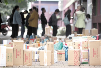 双十一后,高校学生排着长长的队伍领快递.本报记者 雷键 摄