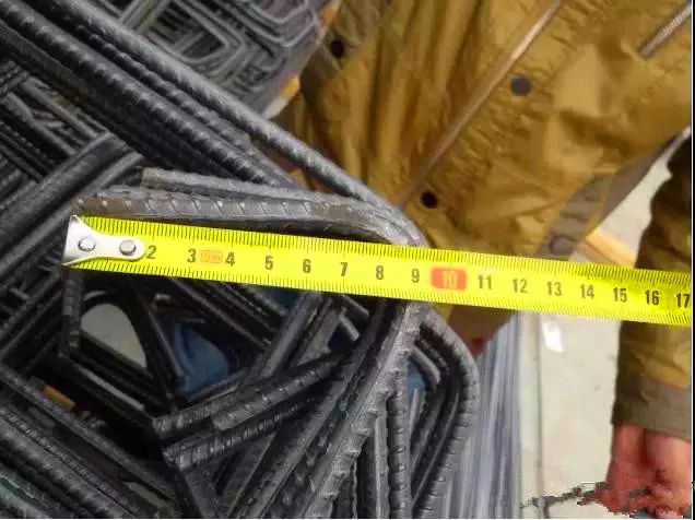 箍筋弯钩尺寸应满足135度,弯钩平直长度不少于10d,且不少于75mm