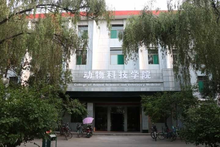 庄严肃穆 记住了一代代崇学事农 艰苦兴校的农大人 山西农业大学时期