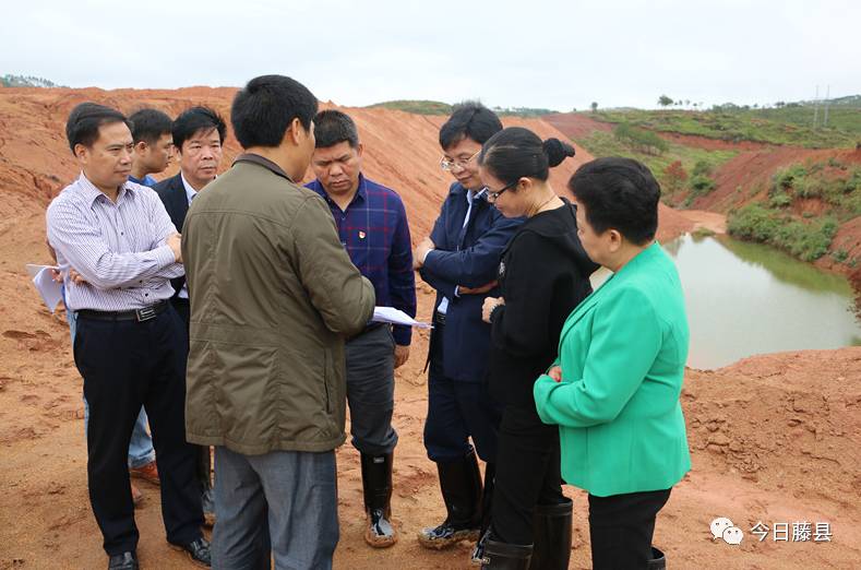 听取建设进度汇报11月15日,县长覃仕平深入教育集中区建设现场调研