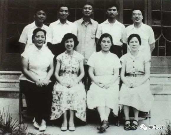 珍)1950年初和著名演员赵云声,王别声,王中玉,杨素娟等组建了新艺沪剧