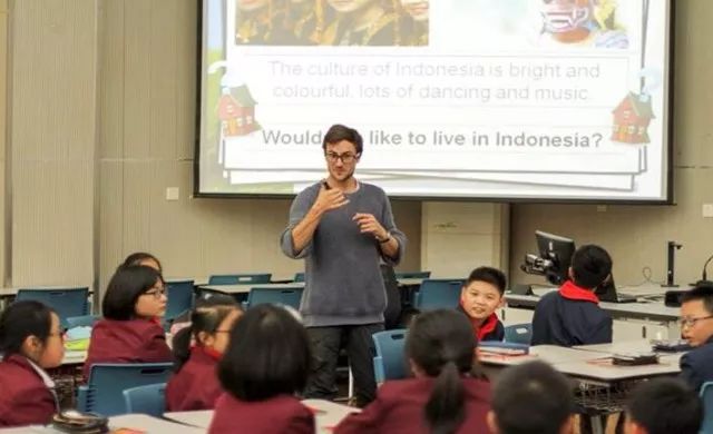 这所小学的外国老师打擂台!看看真正的"西方课堂"是什么样