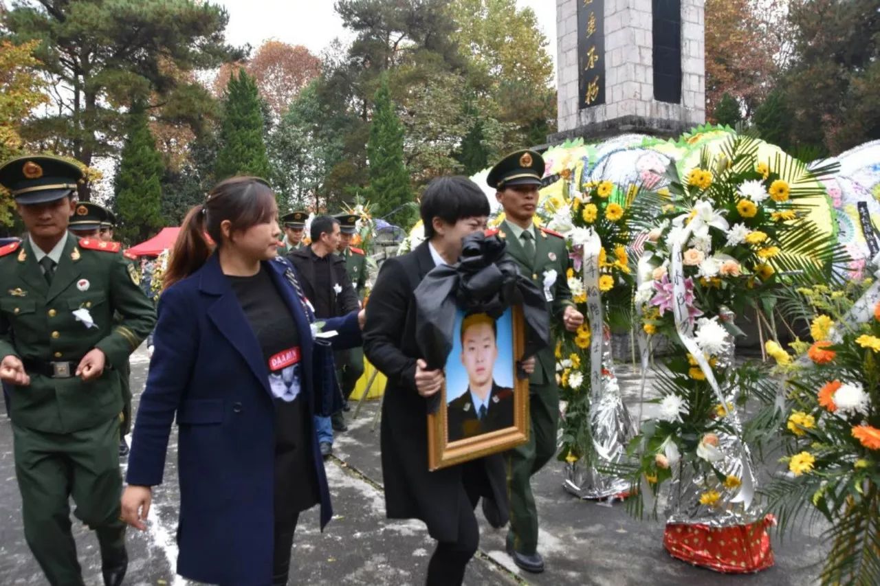 缉毒英雄李松陪魂归故里烈士遗骨安葬在烈士陵园