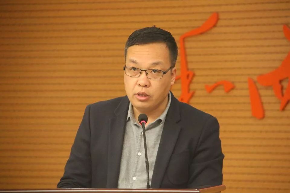 开幕式中,李明敏宣读了《第十届大学生学术科技节文件》向同学们介绍