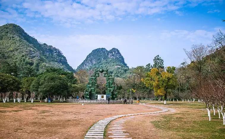 西山公园相比跑步,更加适合爬山.