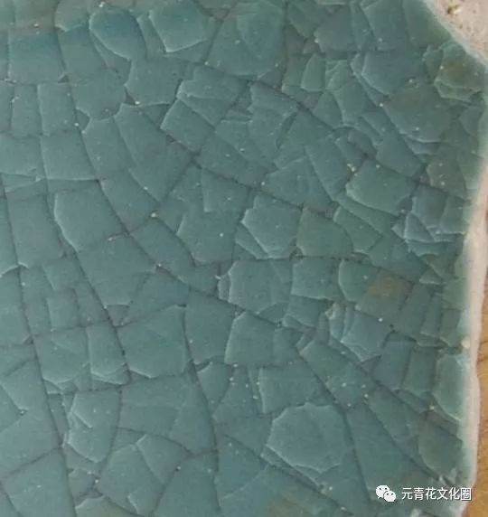 鱼鳞片在汝瓷上是最容易见到的开片之一,也有将此种开片称之为"鱼子纹