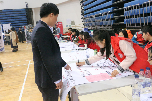 郑州大学招聘会_郑州高校举办招聘会 人头攒动场面堪比春运(2)