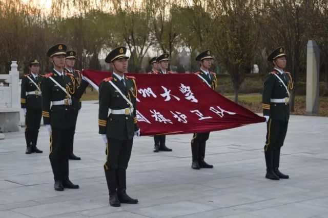 届队员在国旗下庄严地喊出他们的誓词:"我志愿加入兰州大学国旗护卫队