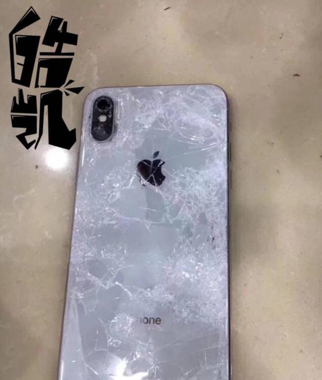 科技 正文  这个就是那个可怜的iphonex了,可以看到这个iphonex摔的不