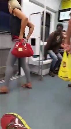 网友实拍女子地铁里不雅如厕实在憋不住