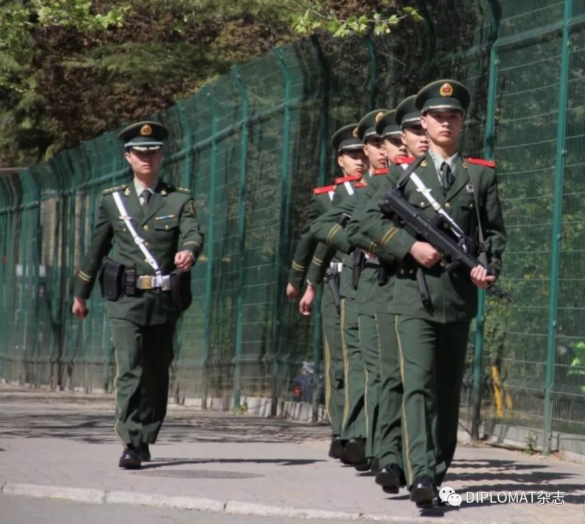 看美国驻华参赞离任前和战士们走正步再度视频揭秘使馆卫士探访首都